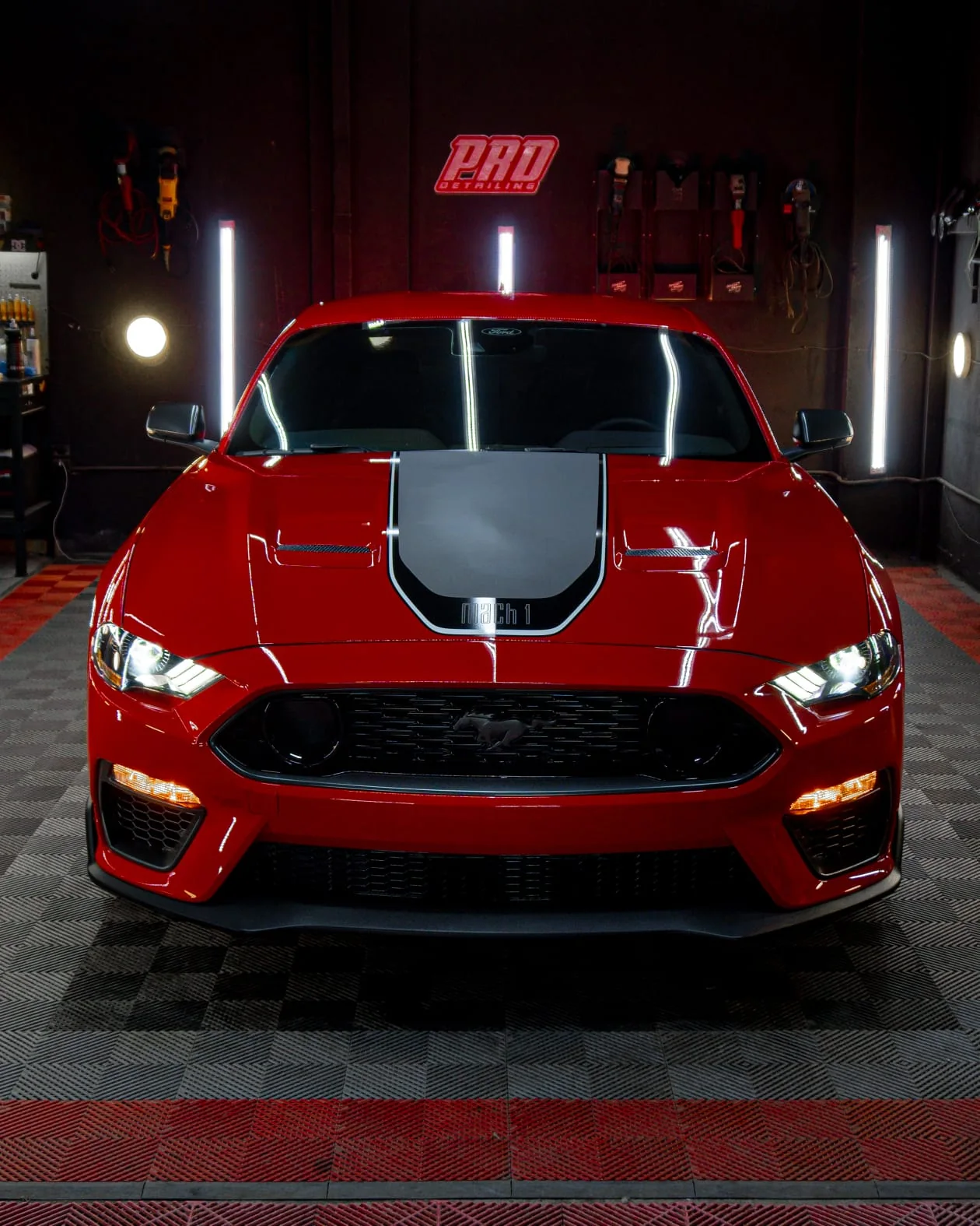 Vista frontal de Mustang Mach 1