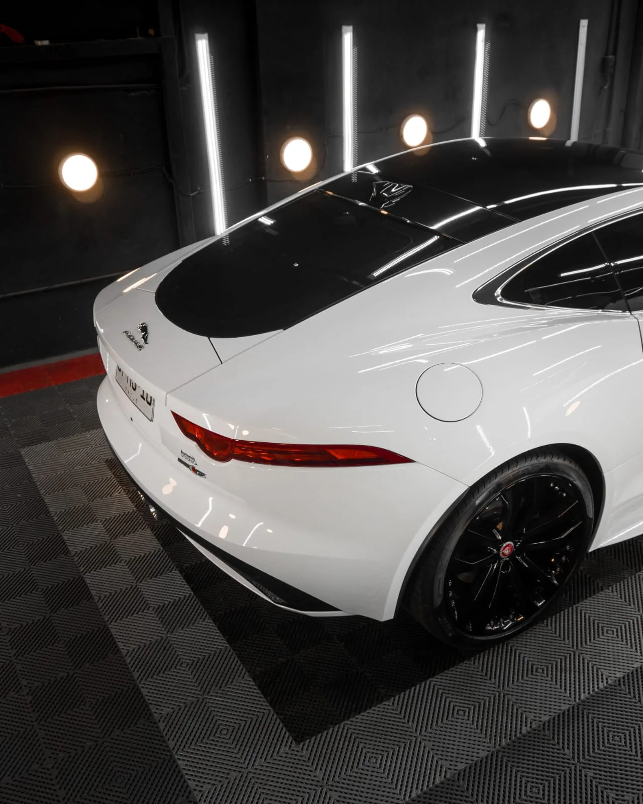 Vista posterior de Jaguar F-Type
