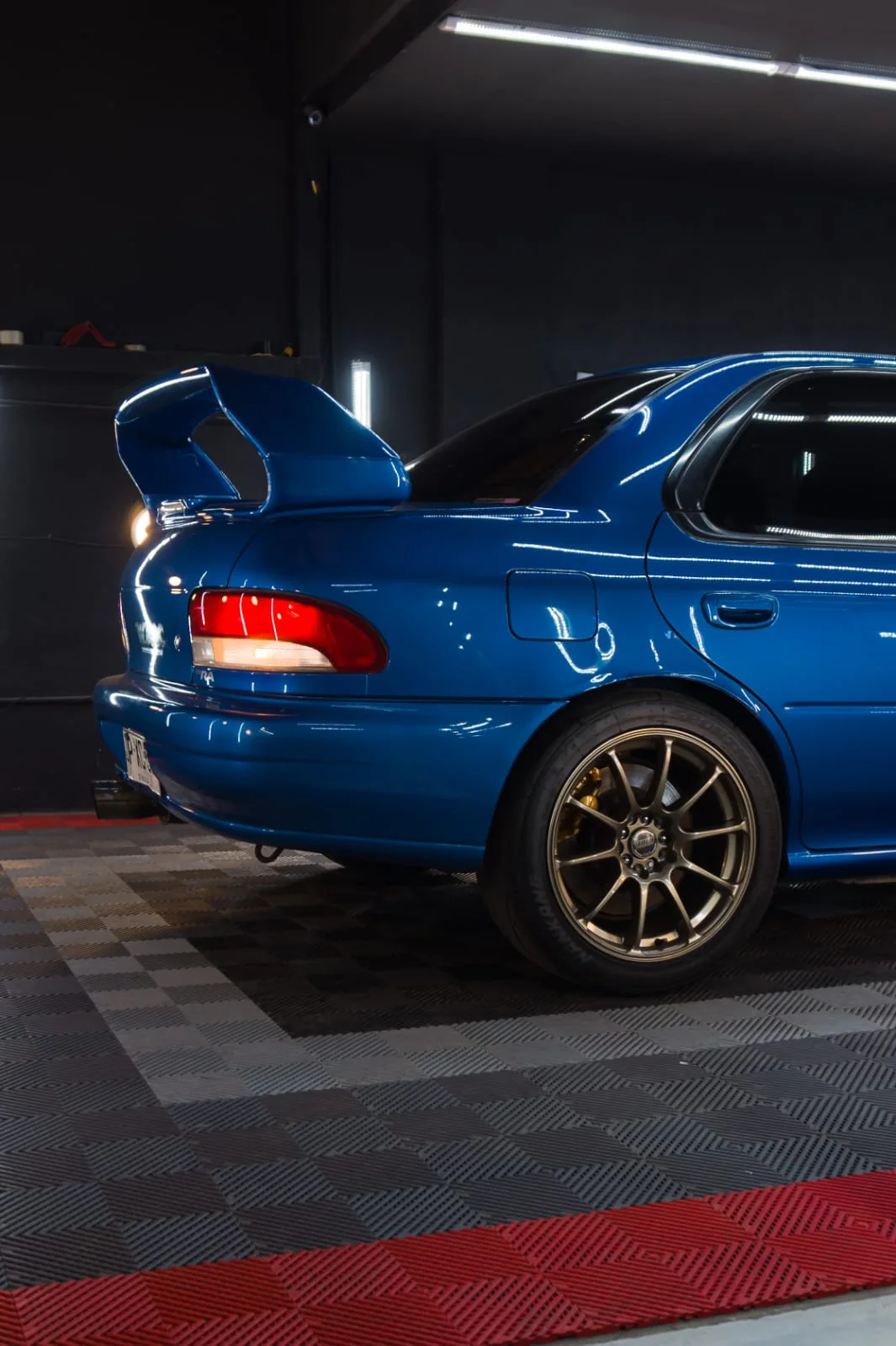 Vista posterior de Subaru WRX STI