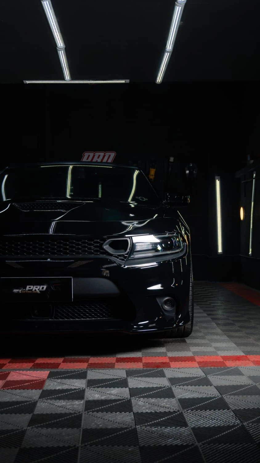 Detalle frontal de Dodge Charger negro trabajado por PRD Iquique