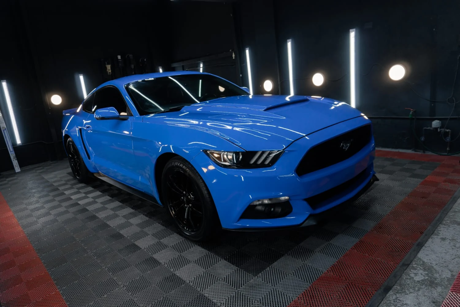 Mustang azul presentado en el estudio de PRD Iquique