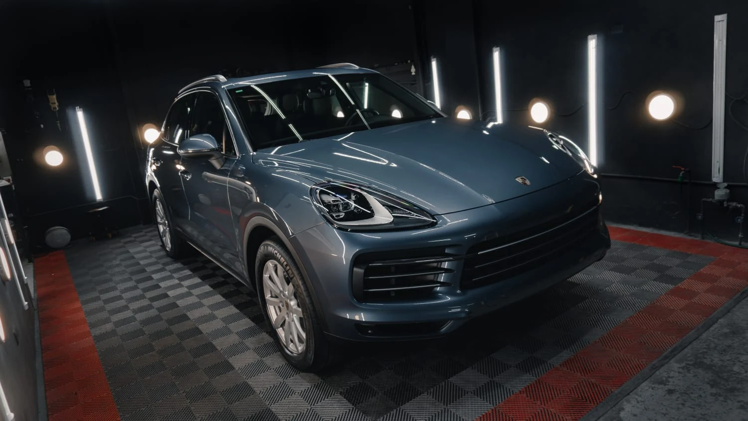 Porsche Cayenne gris trabajado por PRD Iquique