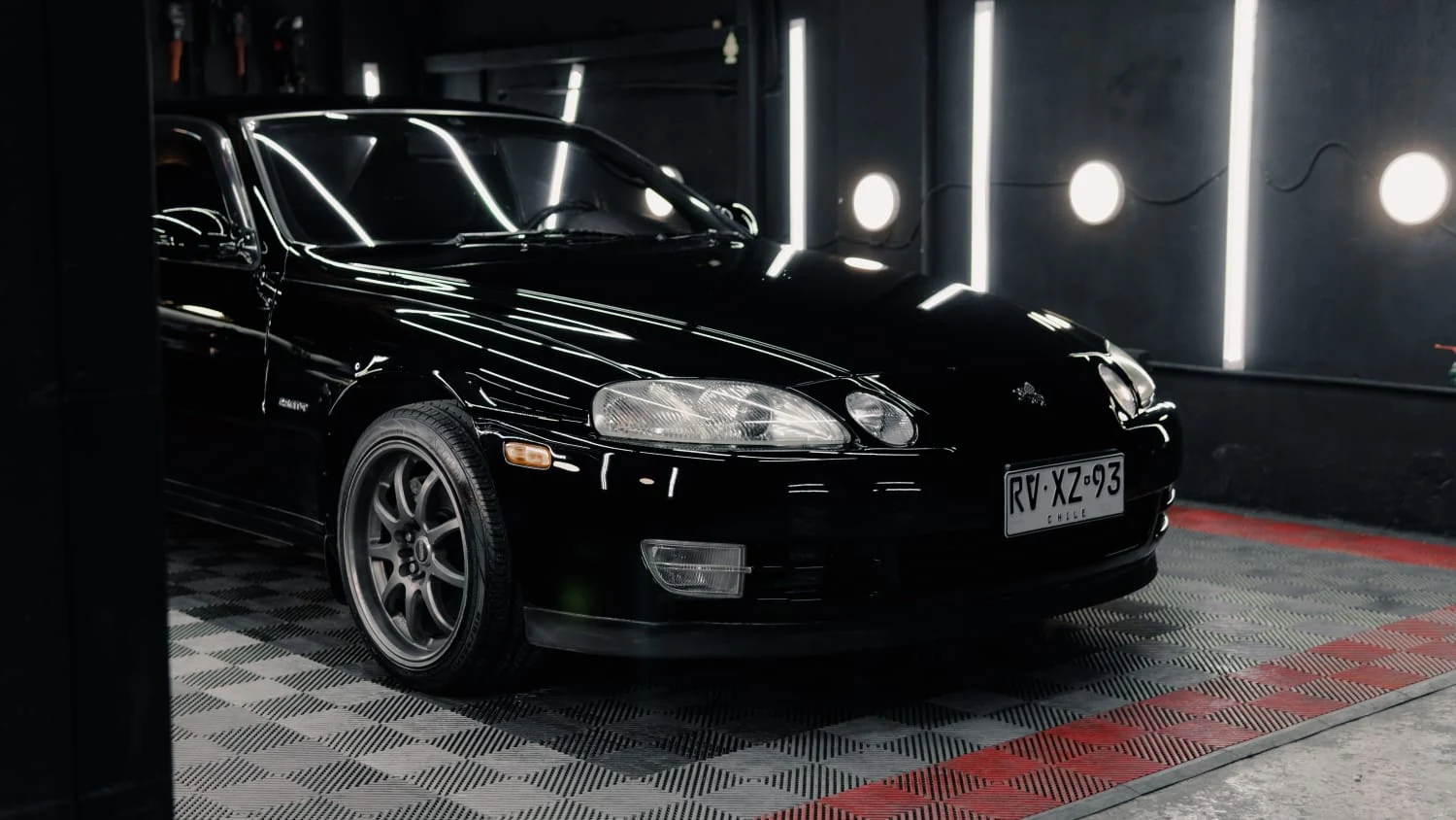 Vista superior de coupé negro clásico realizado por PRD Iquique
